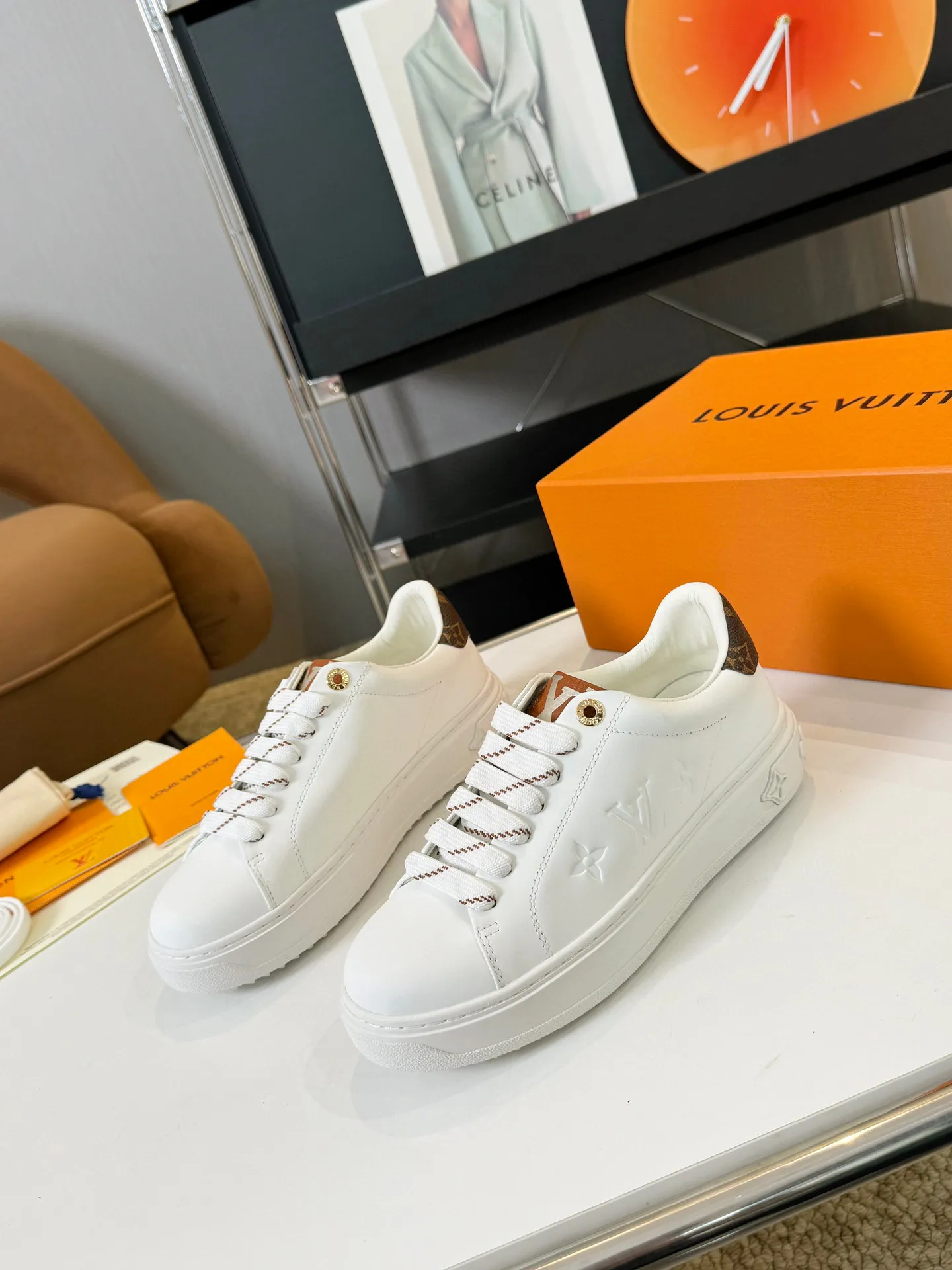 Men's Men's Shoes 💰💰660 Women's LV [Beverly Hills Sports Shoes Series] This Beverly Hills sports shoes are made of grained cow leather with Damier pattern, echoing the current season's leather goods series. The thick rubber outsole is lightweight, and an embossed Louis Vuitton logo adds a branding touch. Padded insole and technical fabric lining enhance comfort.  Detailed Features ♛ Embossed grained cowhide leather ♛ Ultra-lightweight rubber outsole ♛ Louis Vuitton logo on tongue and outsole ♛ Size: 35-40